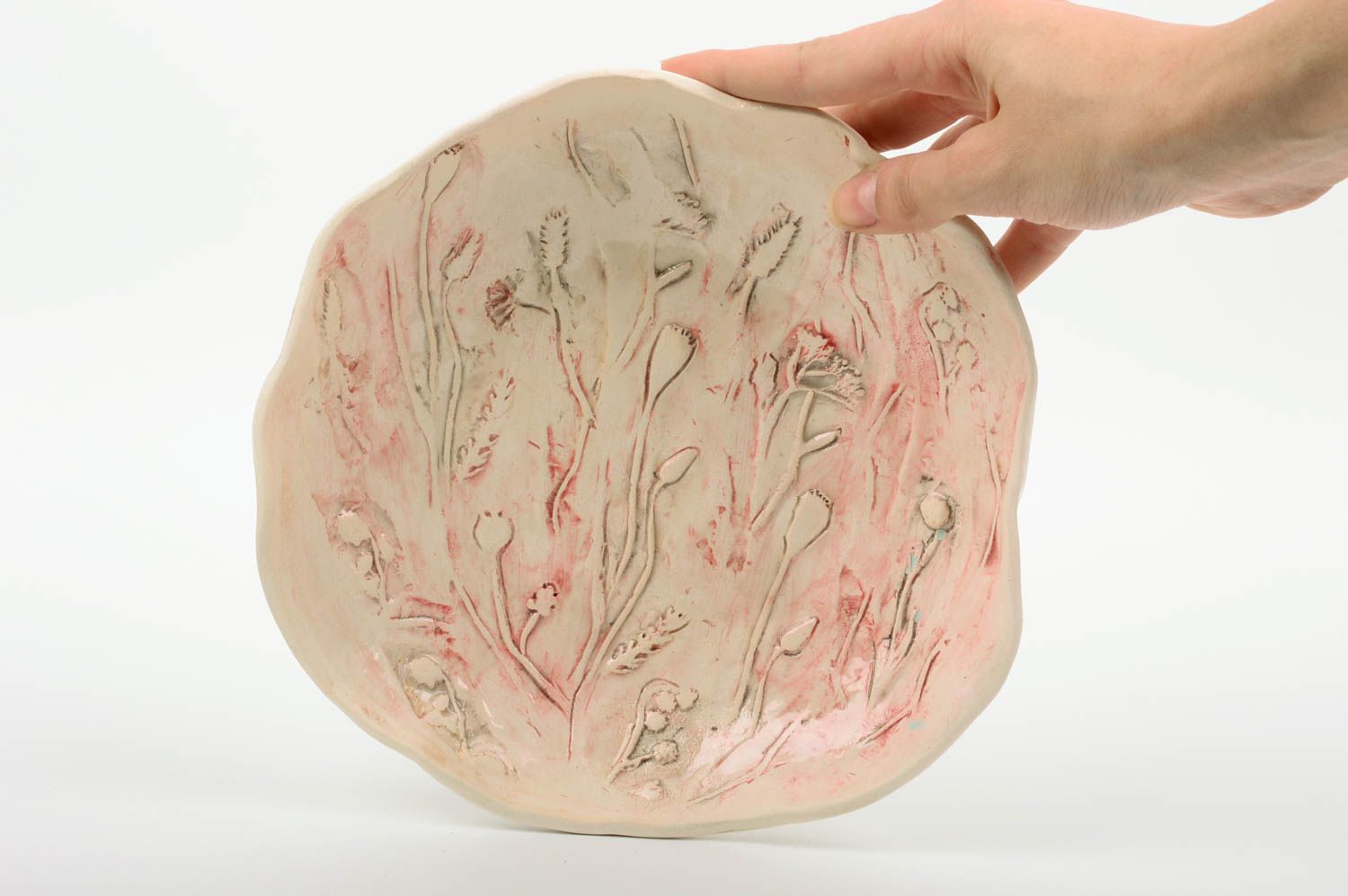 Глиняная тарелка с глазурью круглая бежевая объемная красивая ручной работы фото 3