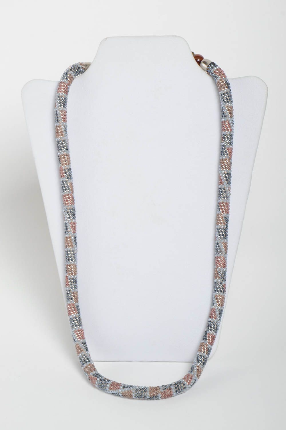Шикарное ожерелье из бисера в виде жгута с бусинами и металлической фурнитурой фото 3