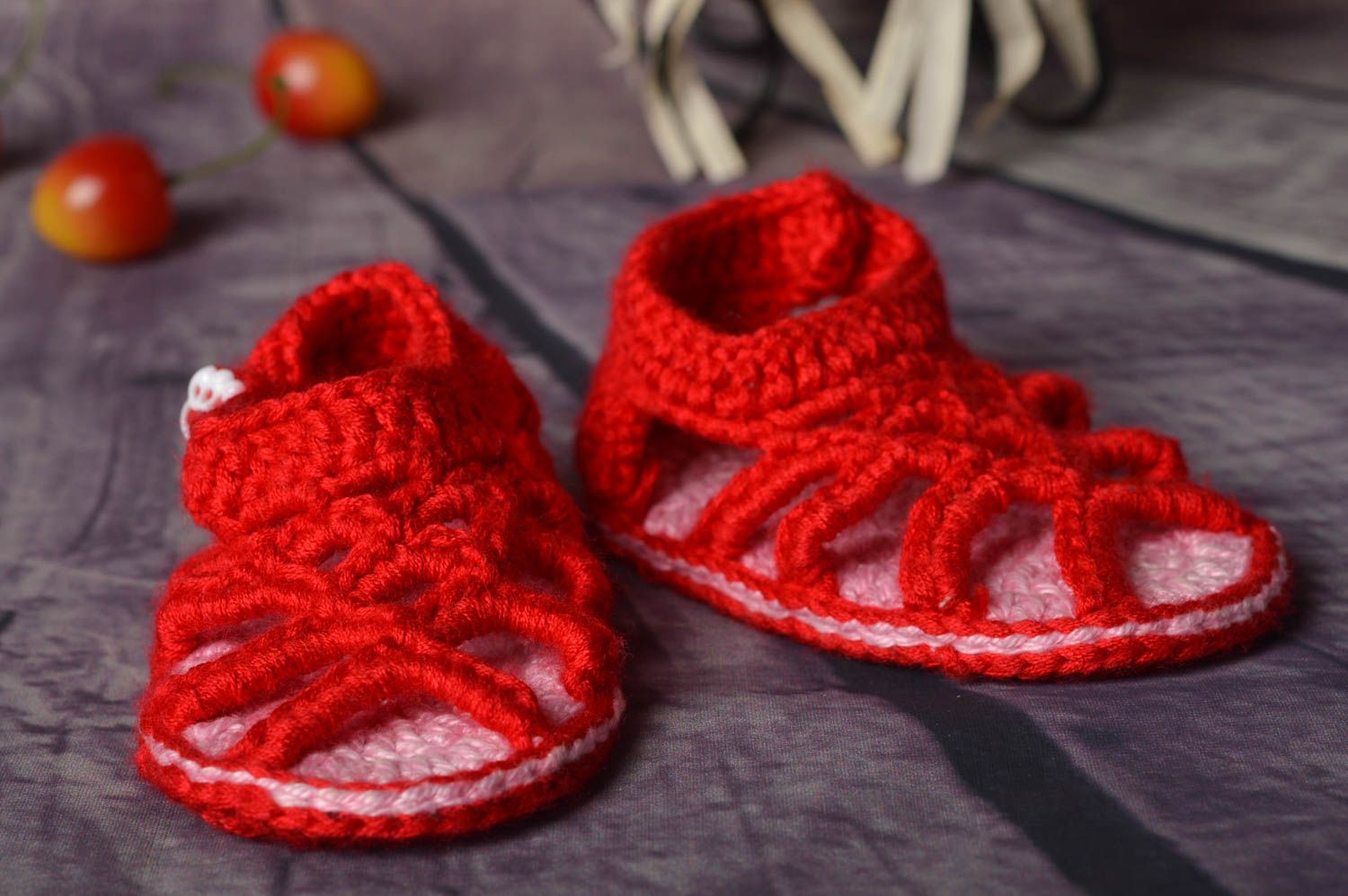 Sandales au crochet faites main Pantoufles enfant rouges Chaussons d'intérieur photo 1