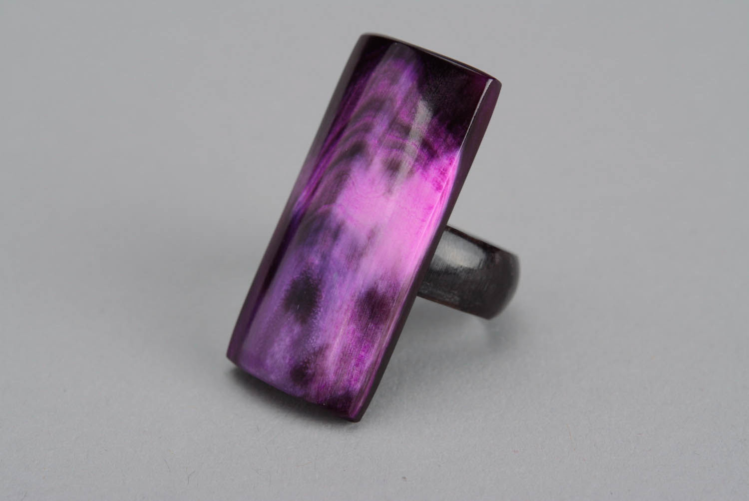 Фиолетовое прямоугольное кольцо из рога фото 1
