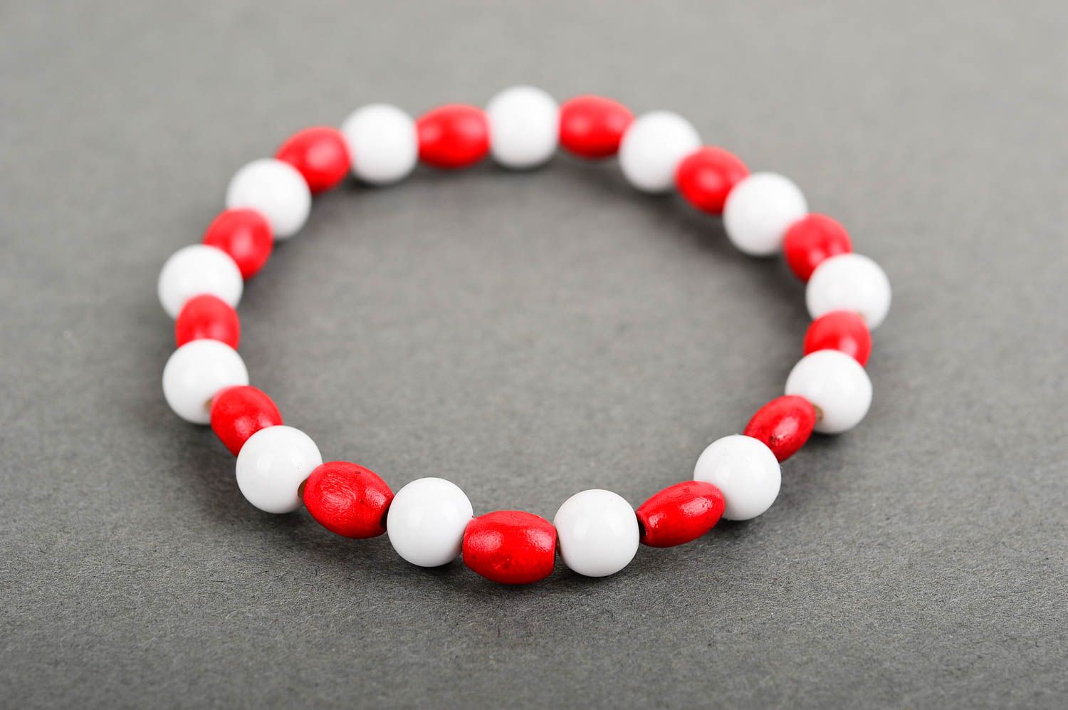 Bracelet perles bois Bijou fait main blanc rouge Accessoire pour femme photo 3