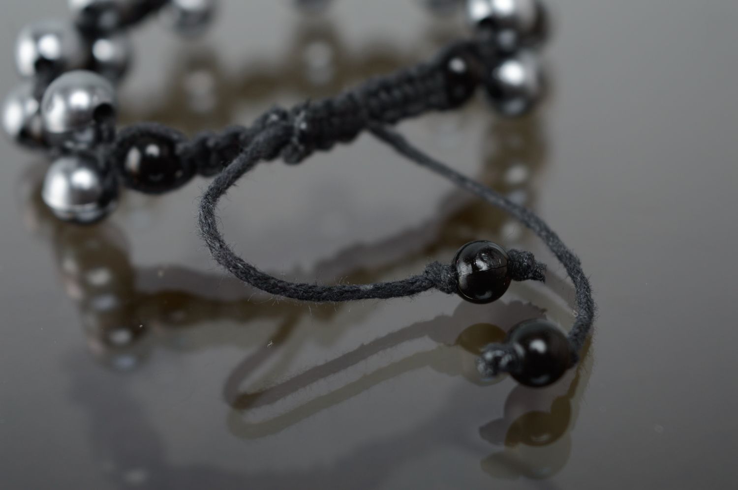 Bracelet en macramé lacet noir ciré et perles grises céramiques fait main photo 4