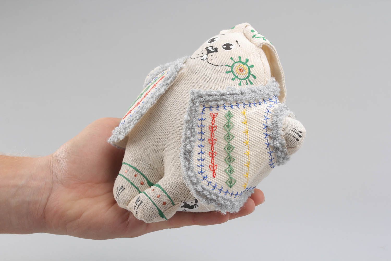 Brinquedo macio artesanal de tecido preenchido com trigo mourisco Coelho em um colete foto 5