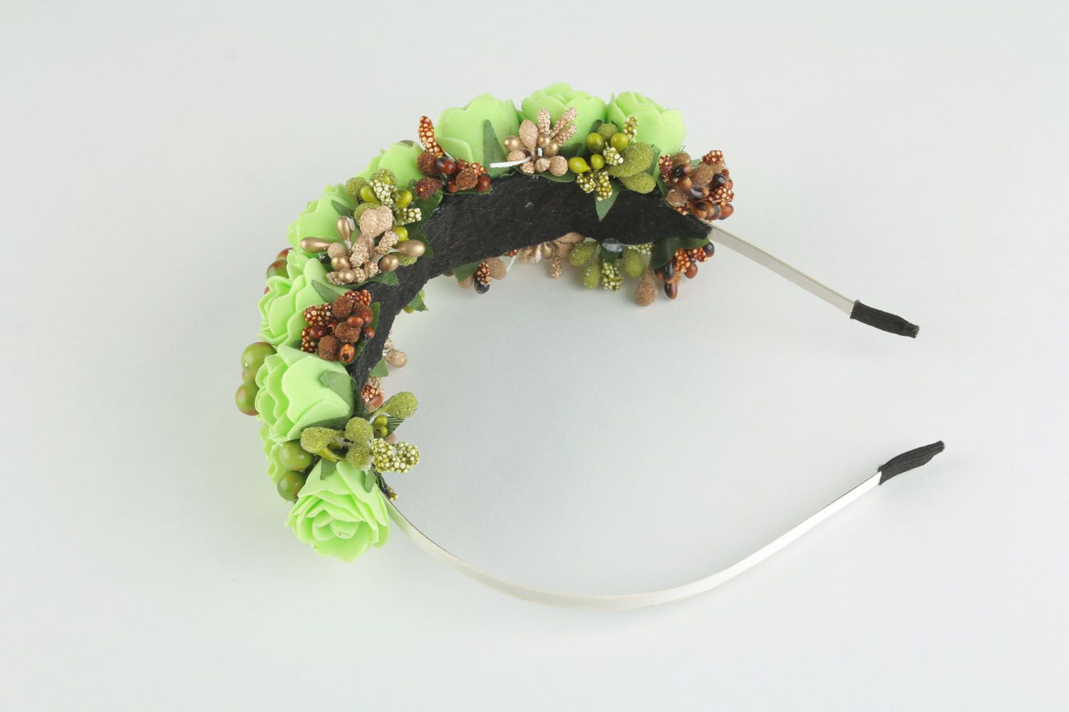 Headband with flowers and berries Green Roses photo 3