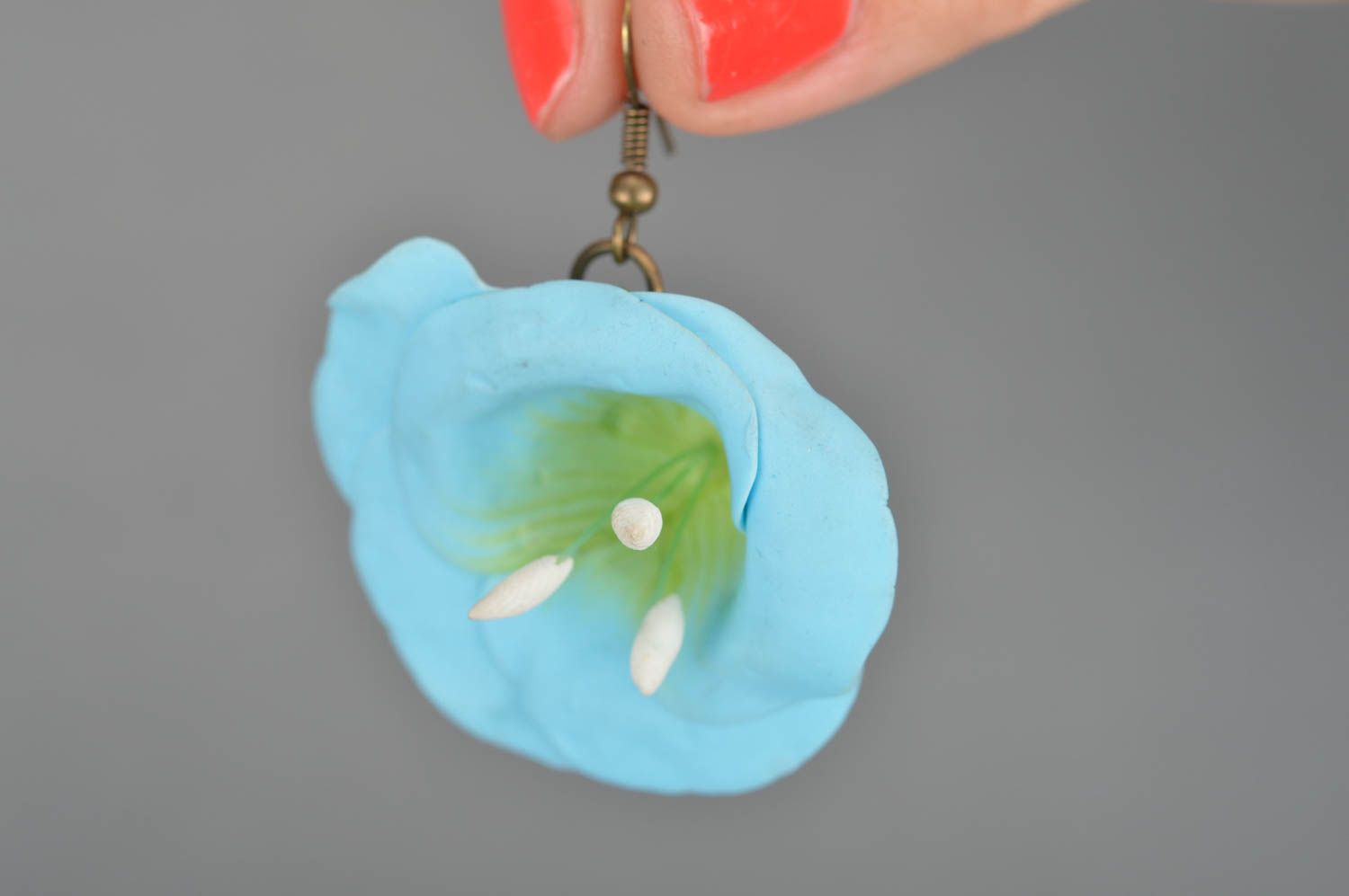 Pendientes de arcilla polimérica con flores azules hechos a mano femeninos foto 3