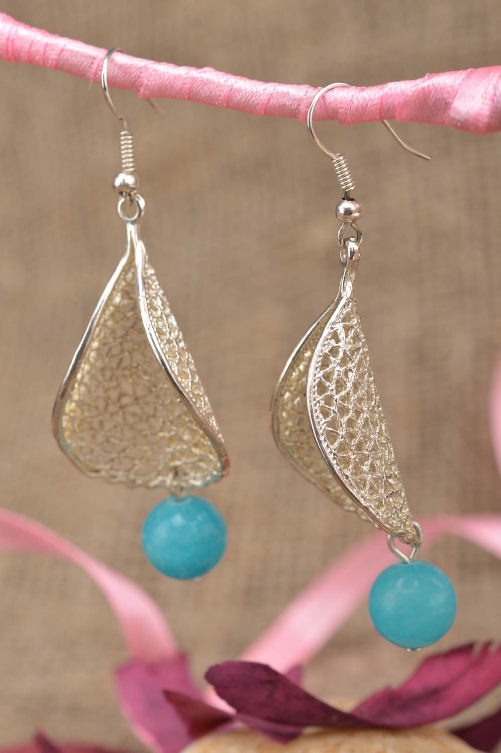 Boucles d'oreilles pendantes métal perles fantaisie bleu clair faites main photo 1