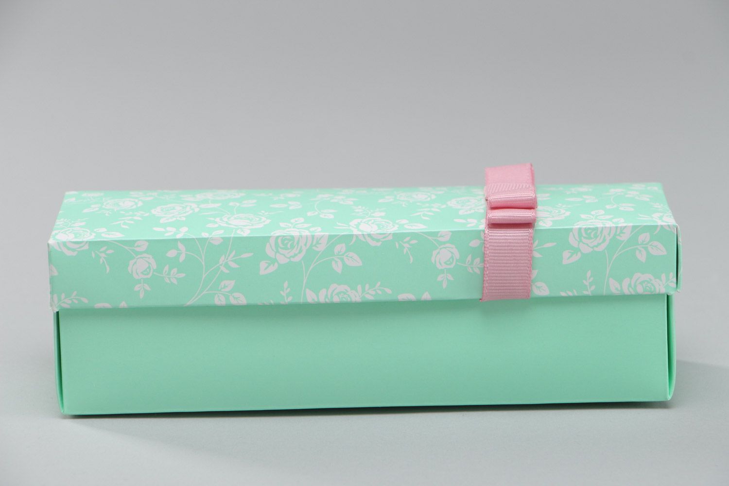 Коробка декоративная цвета мяты с нежно-розовым бантом ручной работы длинная фото 2
