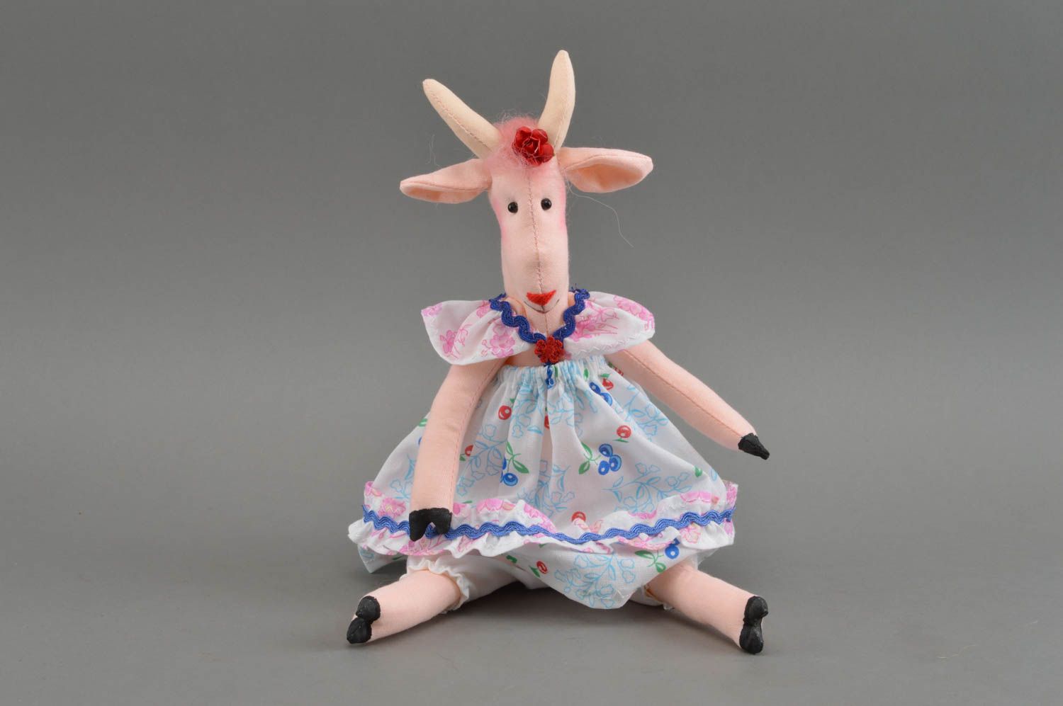 Оригинальная мягкая игрушка в виде козы в платье из ситца розовая ручная работа фото 3