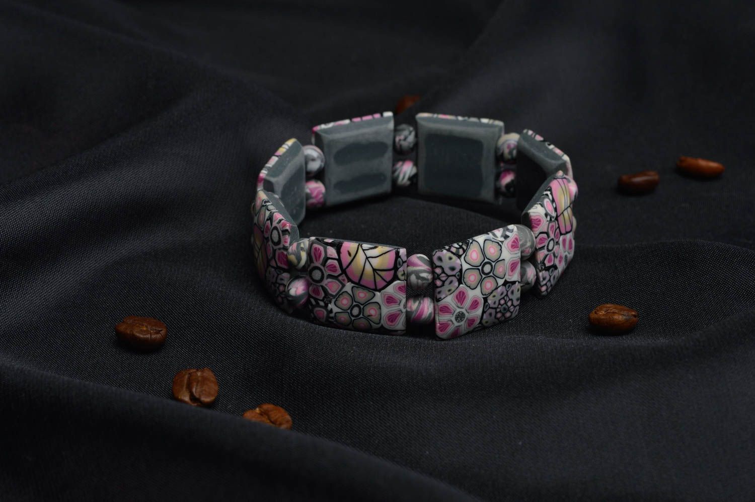 Schönes originelles graues handgemachtes Armband aus Polymerton Modern Stil foto 1