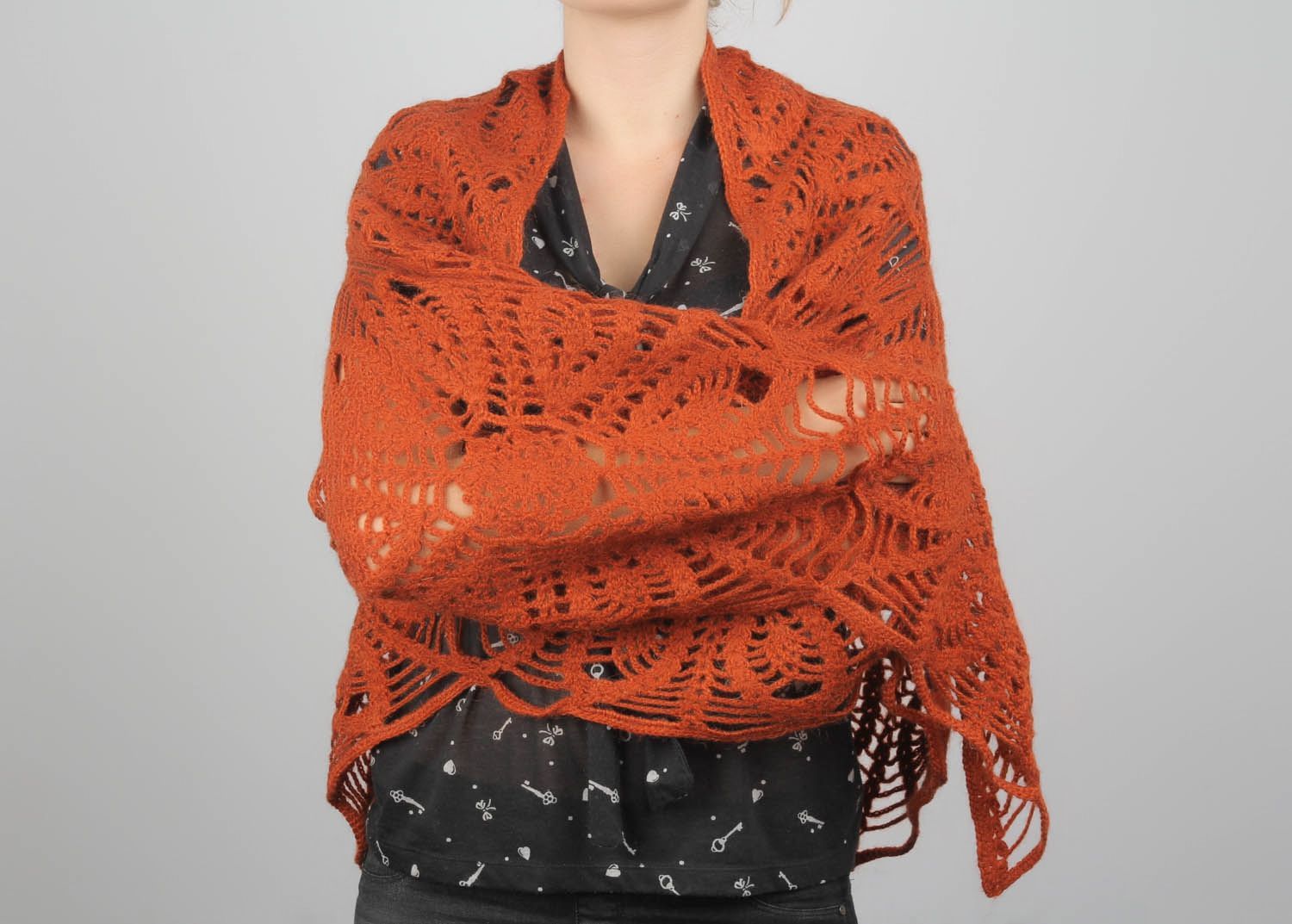 Crochet shawl of terracotta color photo 1