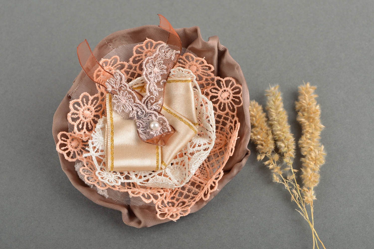 Handmade Blumen Brosche mit Spitze Designer Schmuck Accessoire für Frauen schön foto 1