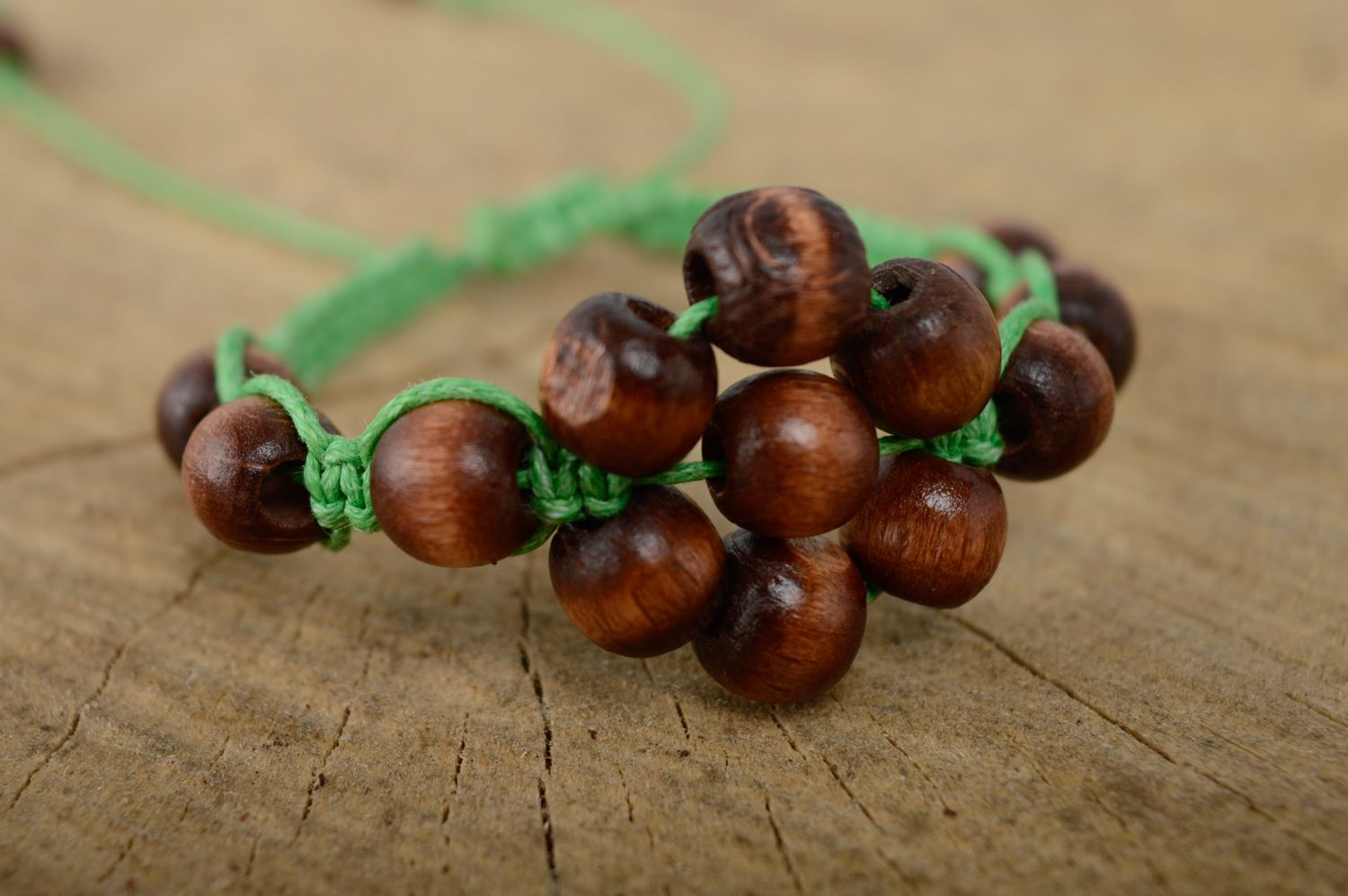 Bracelet en macramé de fil en coton ciré avec perles de bois fleurs fait main photo 1