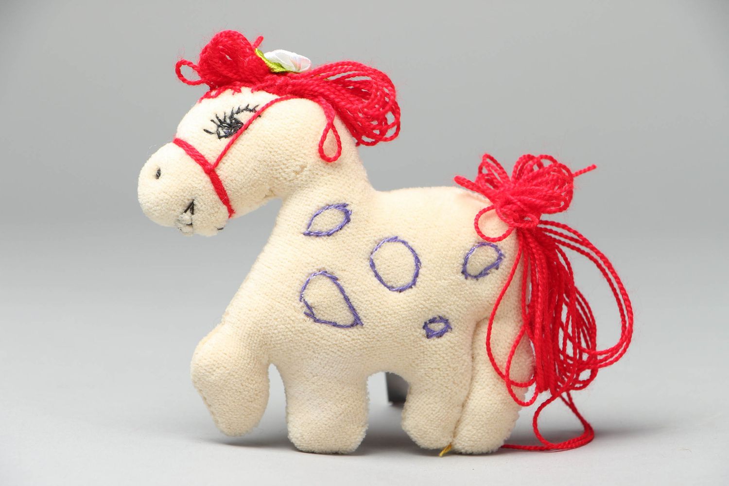 Jouet décoratif en tissu fait main original pour enfant en forme de petit cheval photo 3