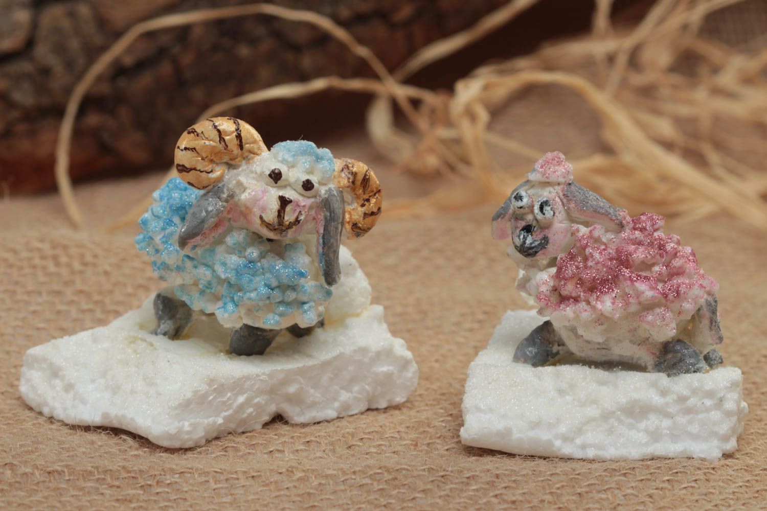 Figurines décoratives faites main en argile polymère peintes Moutons 2 pièces photo 1