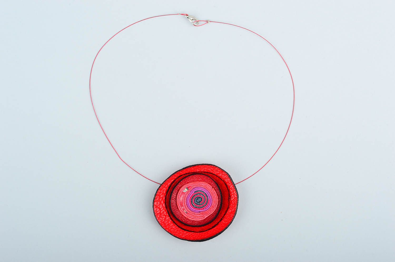 Pendentif en cuir rouge Bijou fait main design sur fil Cadeau pour femme photo 1