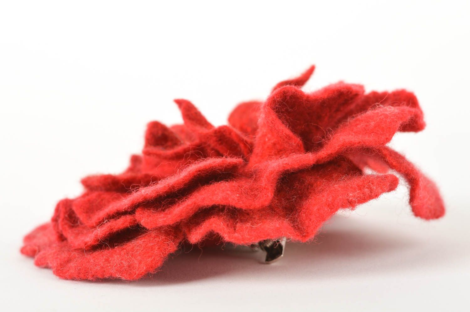 Broche Barrette fleur faite main rouge en laine feutrée Accessoire femme photo 3