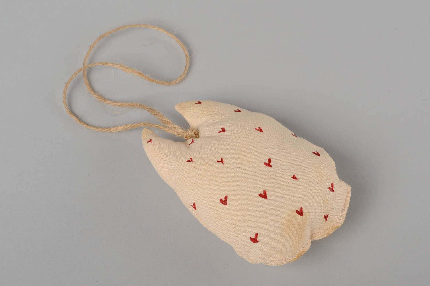 Мягкая игрушка ручной работы декор для дома мягкая подвеска кошечка с сердцем фото 3