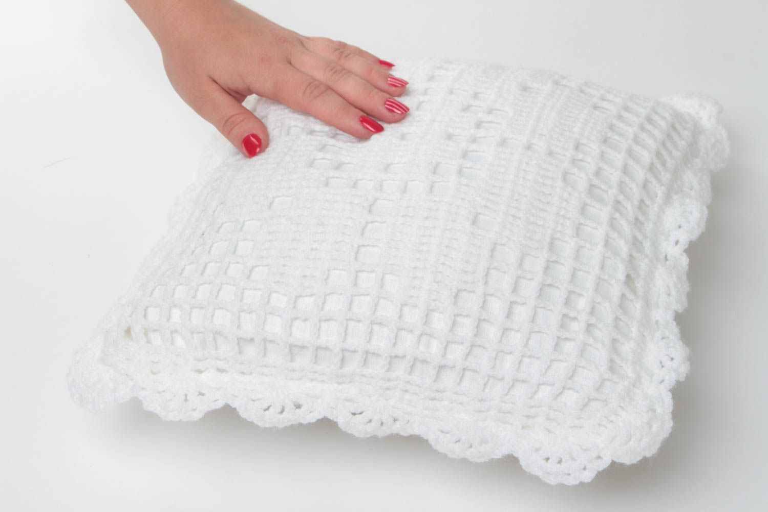 Coussin fait main décoratif blanc tricoté au crochet pour canapé ajouré photo 5