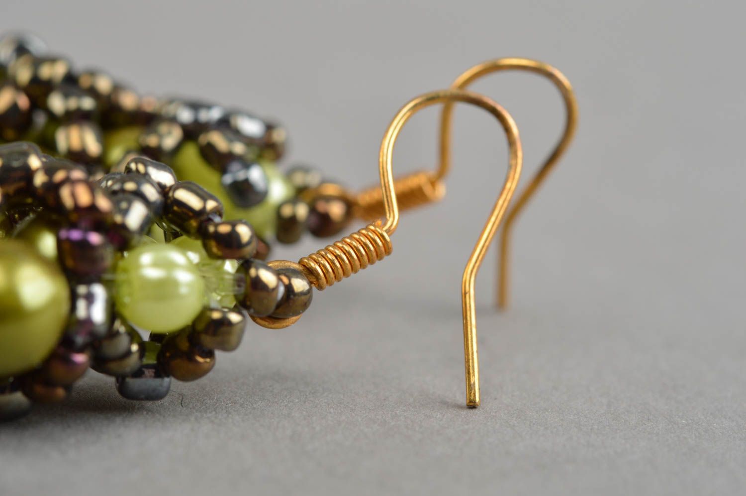Grüne lange Ohrringe aus Glasperlen für Frauen schön künstlerische Handarbeit foto 4