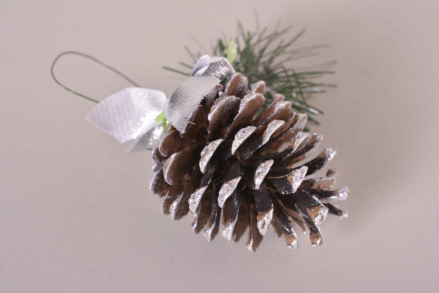 Игрушка на елку ручной работы декор для дома новогоднее украшение шишка красивая фото 3