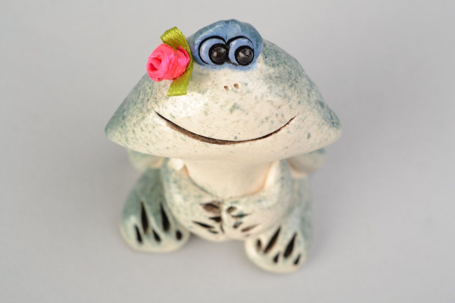 Figura de arcilla hecha a mano en miniatura rana con flor foto 3