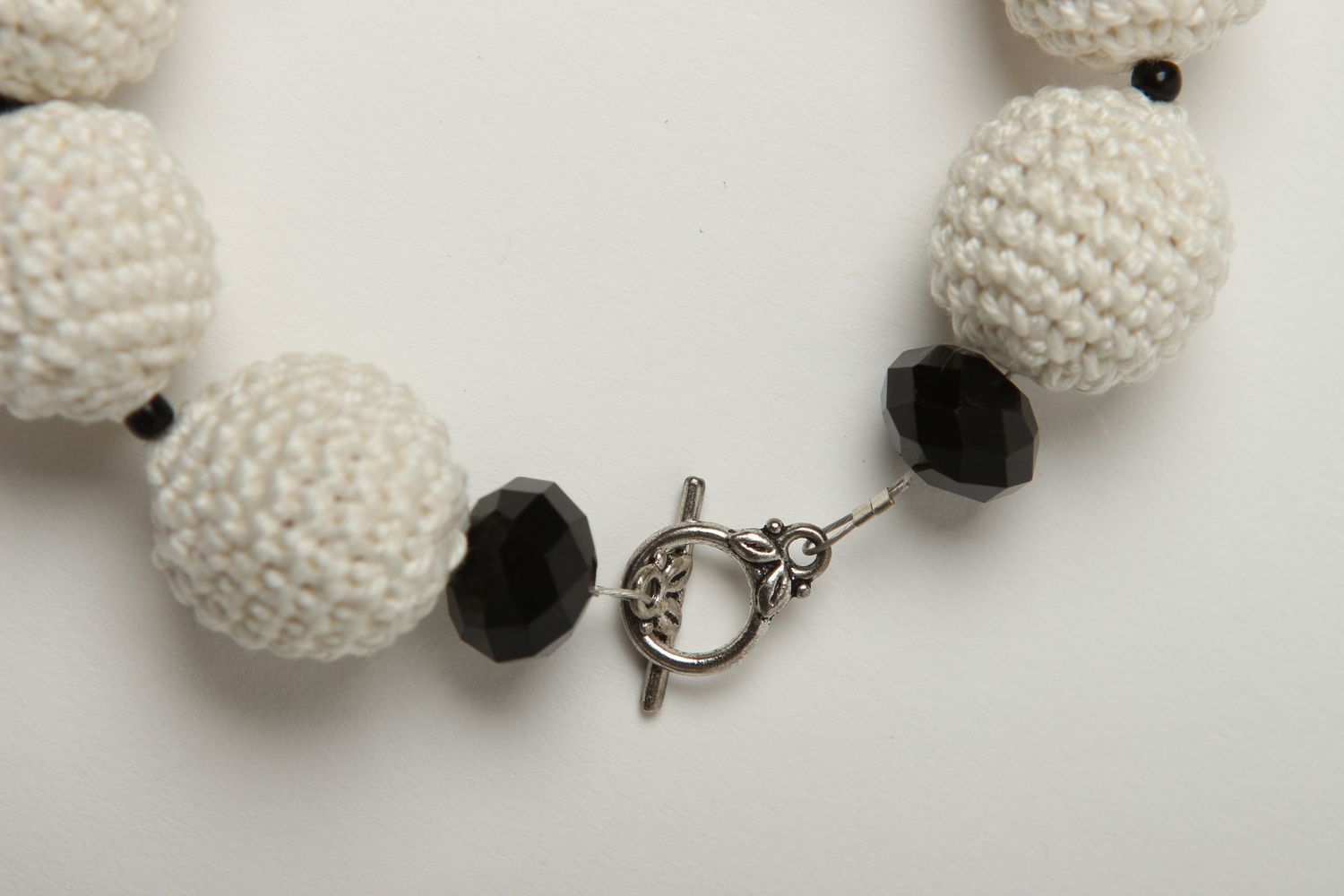 Текстильный браслет украшение ручной работы черный с белым браслет крючком фото 4