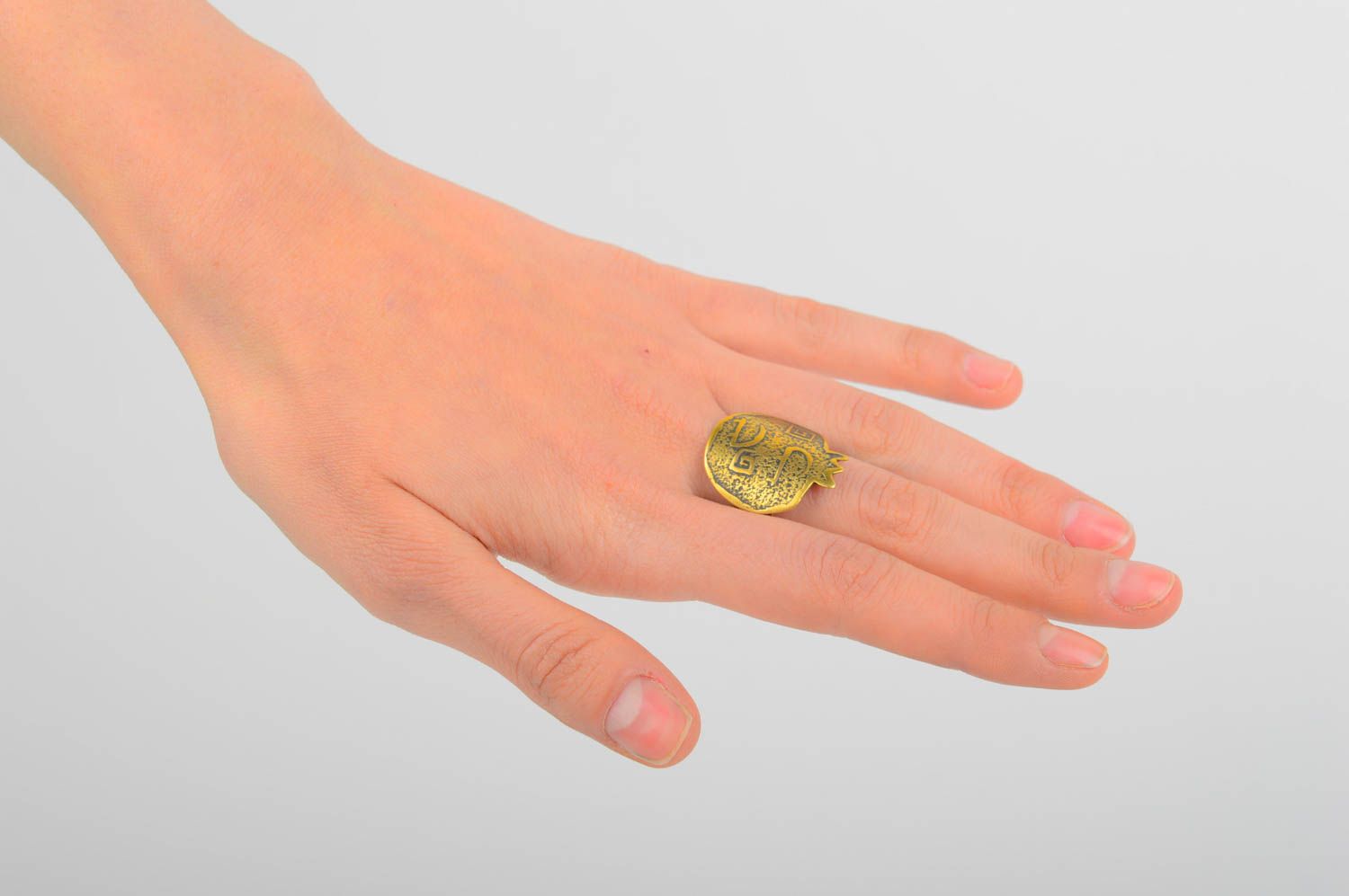 Кольцо ручной работы стильное кольцо из латуни украшение из металла Гранат фото 2