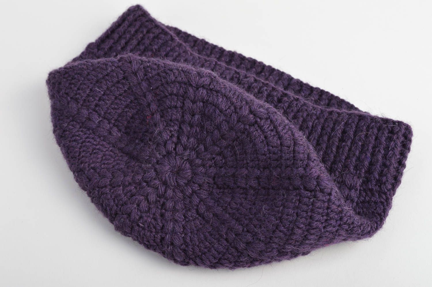 Bonnet tricot fait main Chapeau au crochet violet avec broche Vêtement enfant photo 4