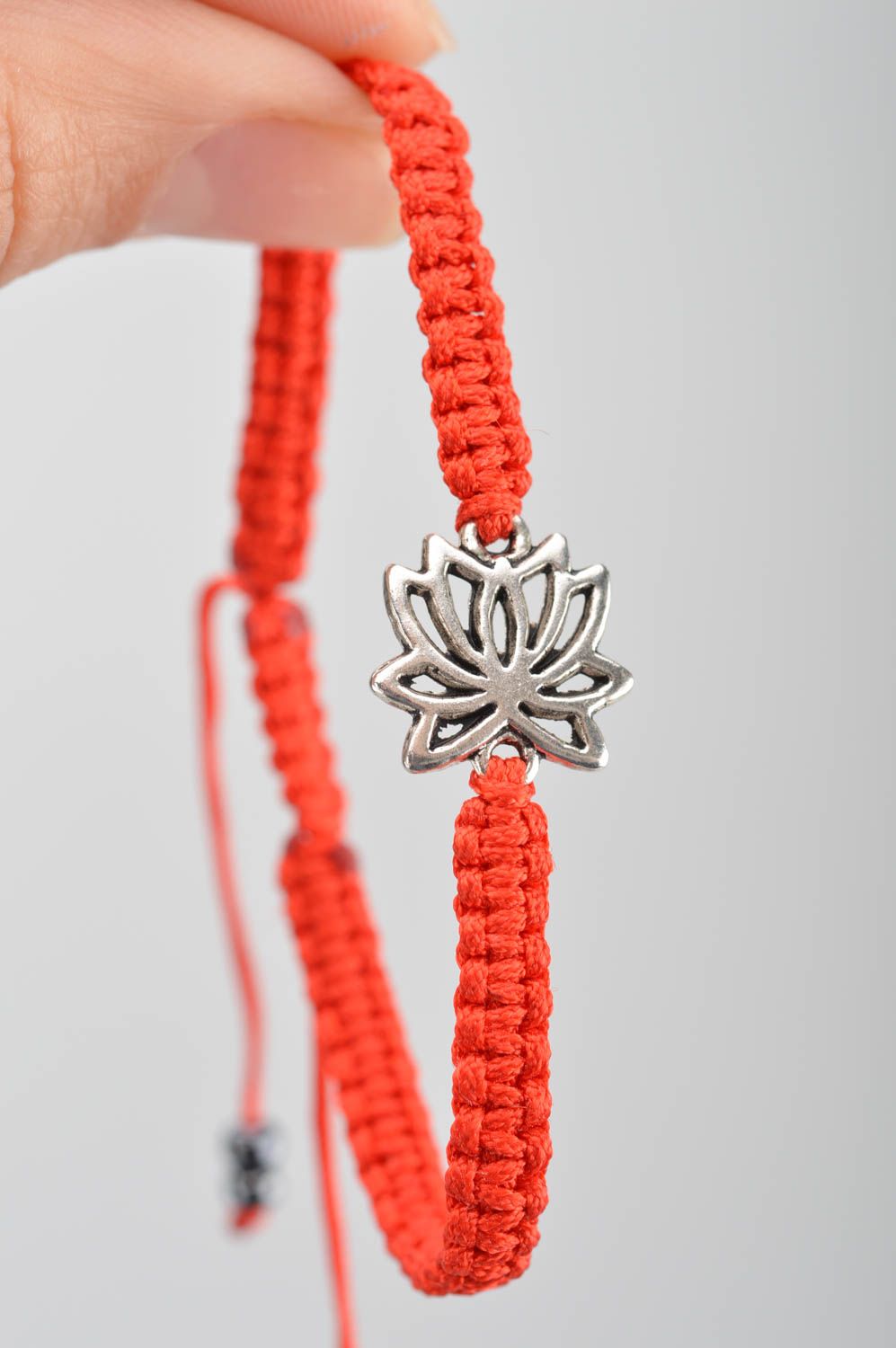 Bracelet rouge tressé en fils de soie avec fleur de lotus en métal fin fait main photo 3