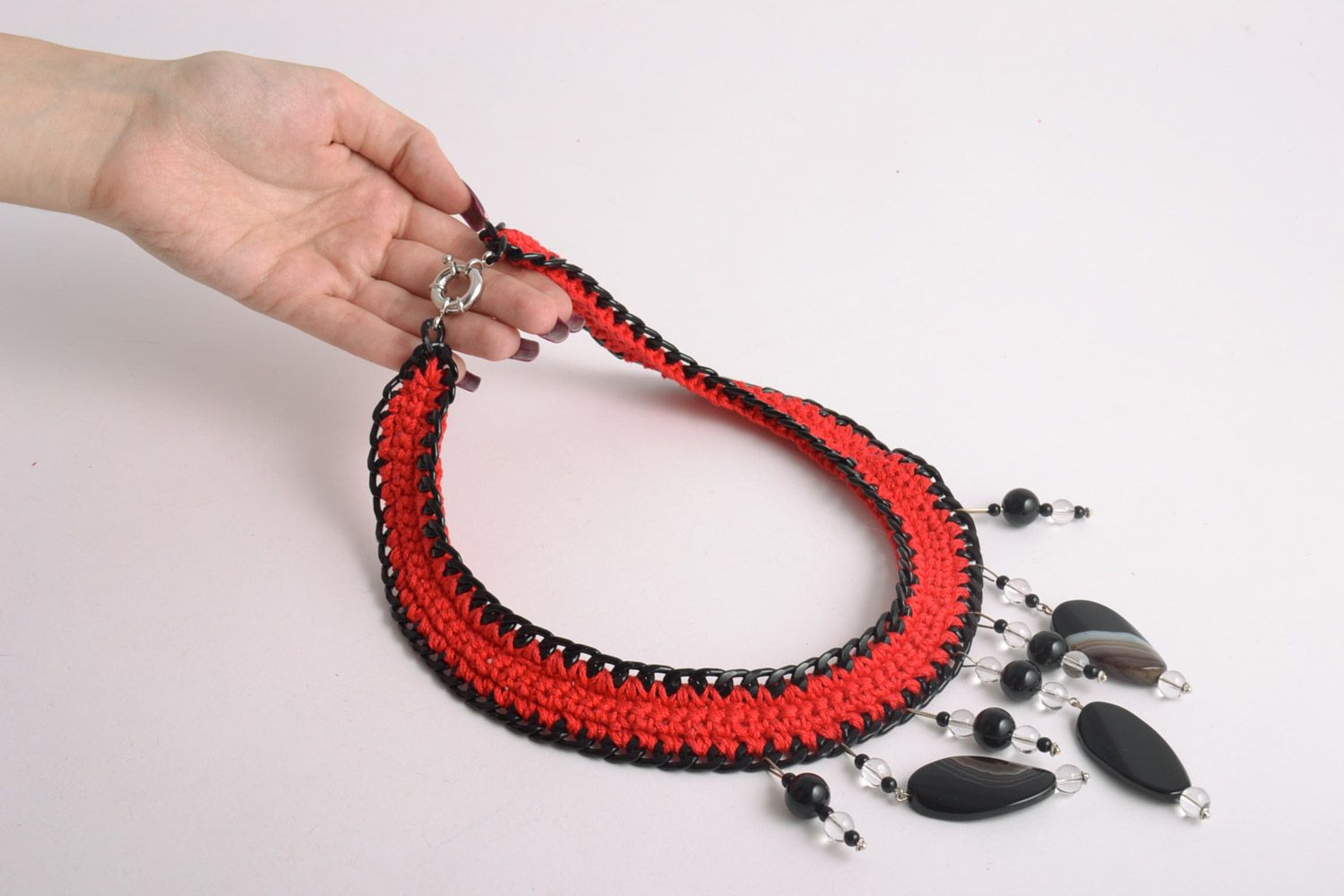 Строгое вязаное колье из ниток черно красное с натуральными камнями хенд мэйд фото 2
