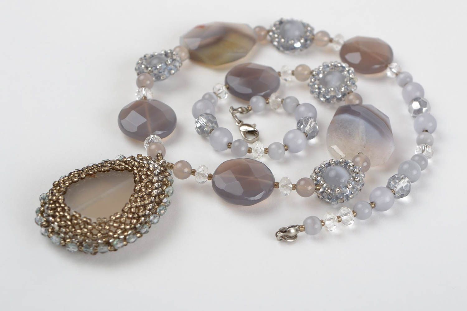 Grand collier en pierres naturelles et perles de rocaille fait main gris cendré photo 2