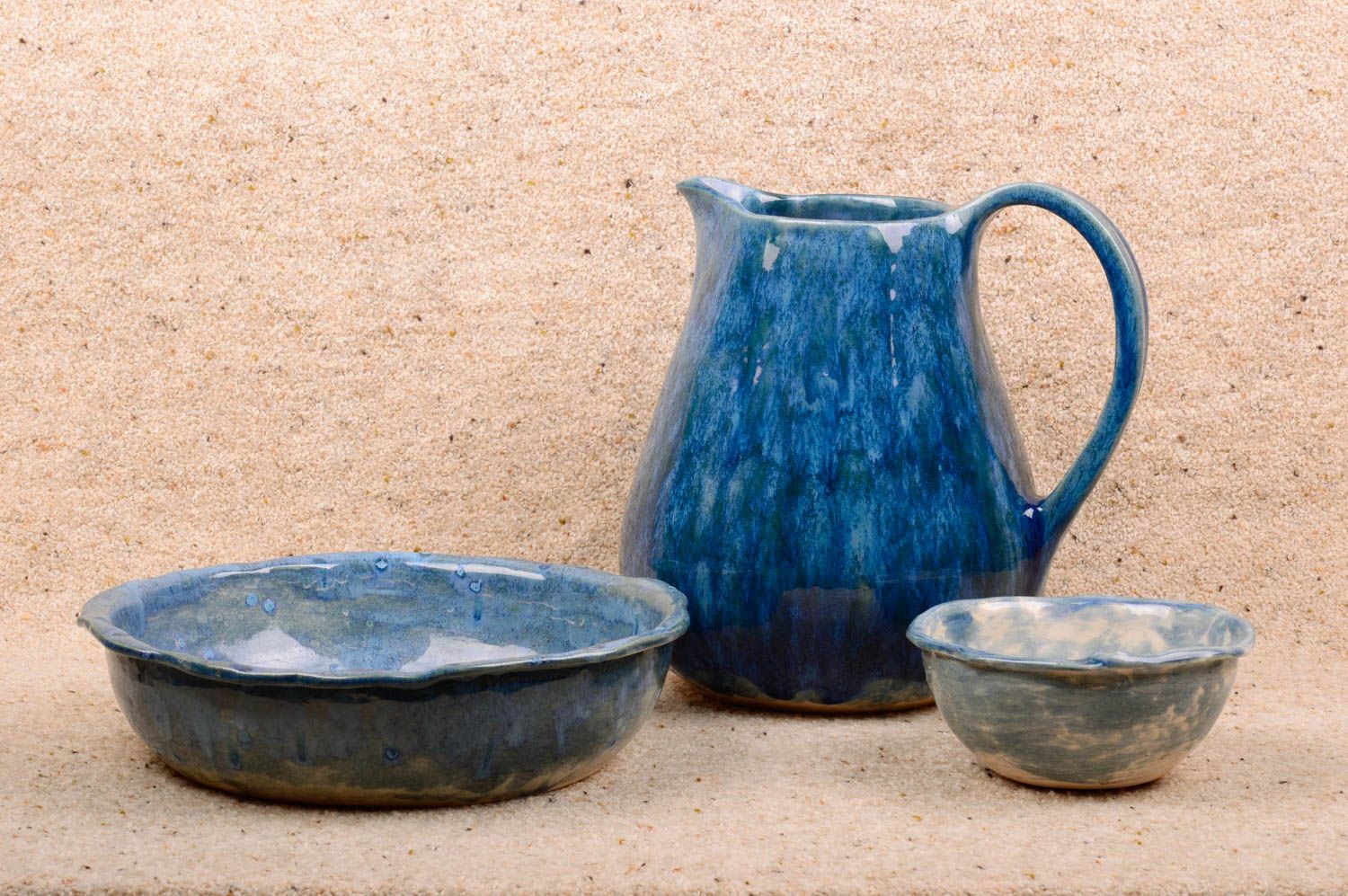 Ensemble de vaisselle en céramique cruche et deux bols faits main bleus photo 1