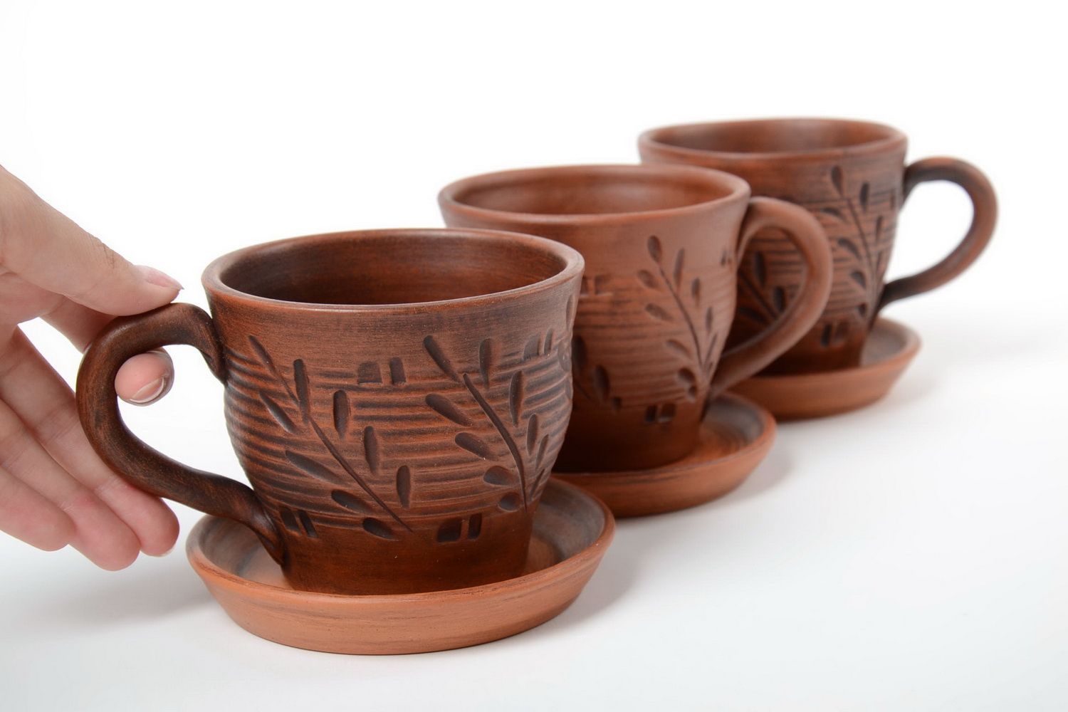 Tazas cerámicas y platillos artesanales marrones bonitos set de tres pares foto 2