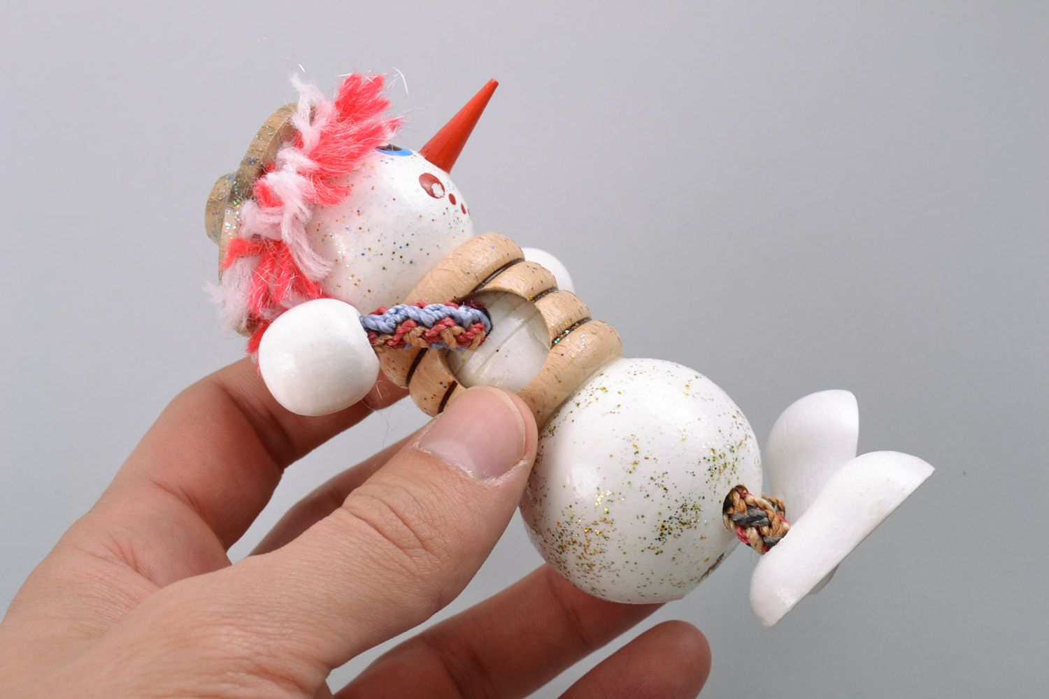Деревянная игрушка снеговик с росписью ручной работы для детей авторская милая фото 2