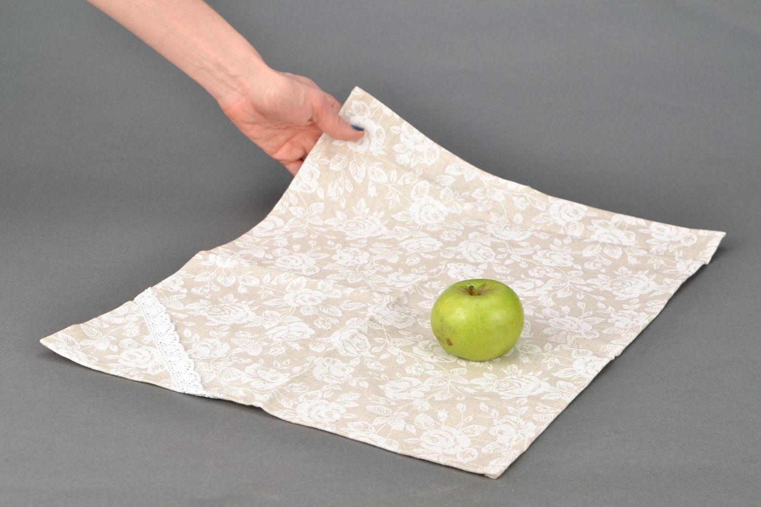 Декоративная салфетка из ткани ручной работы Белая роза фото 2