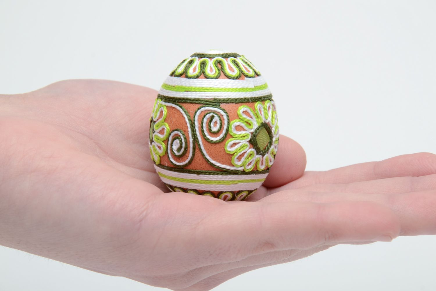 Œuf de Pâques fait main décoratif vert design d'auteur orné de fils de soie photo 5