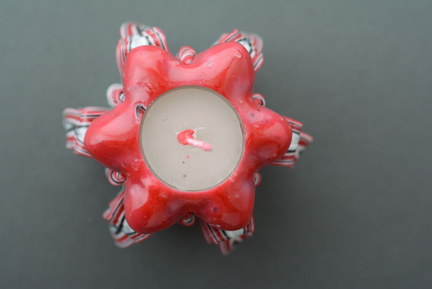 Rot-weiße dekorative Kerze aus Paraffin foto 2