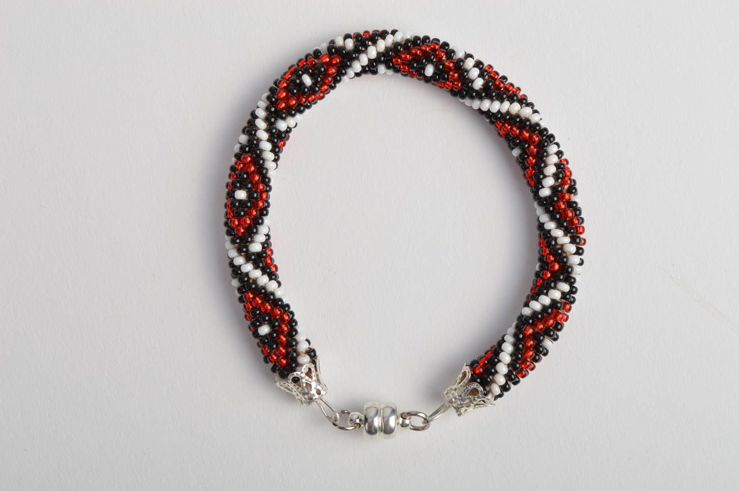 Bracelet perles de rocaille Bijou fait main noir-blanc-rouge Cadeau pour femme photo 2