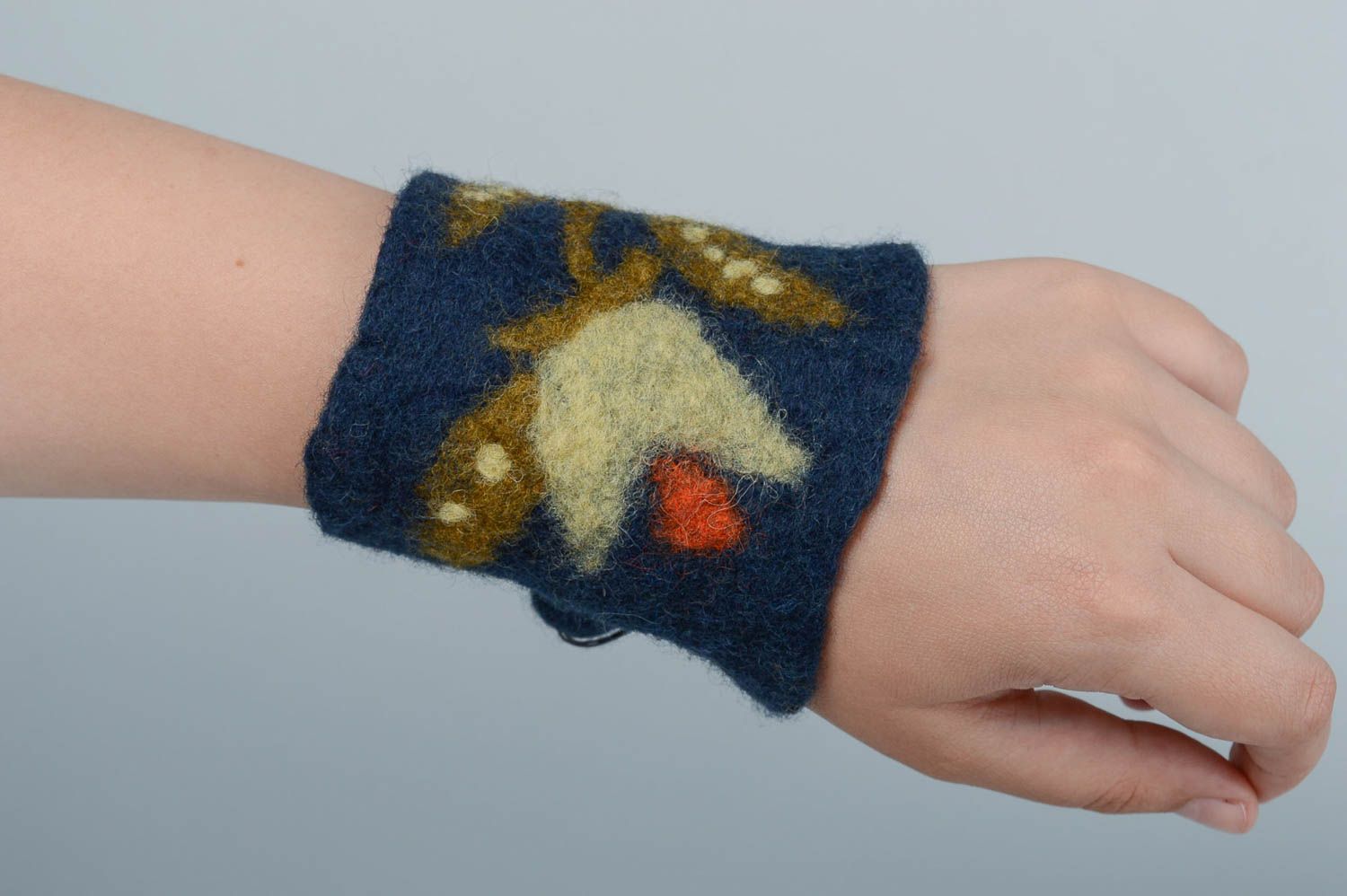 Bracelet en laine Bijou fait main Accessoire femme large de couleur bleue photo 5