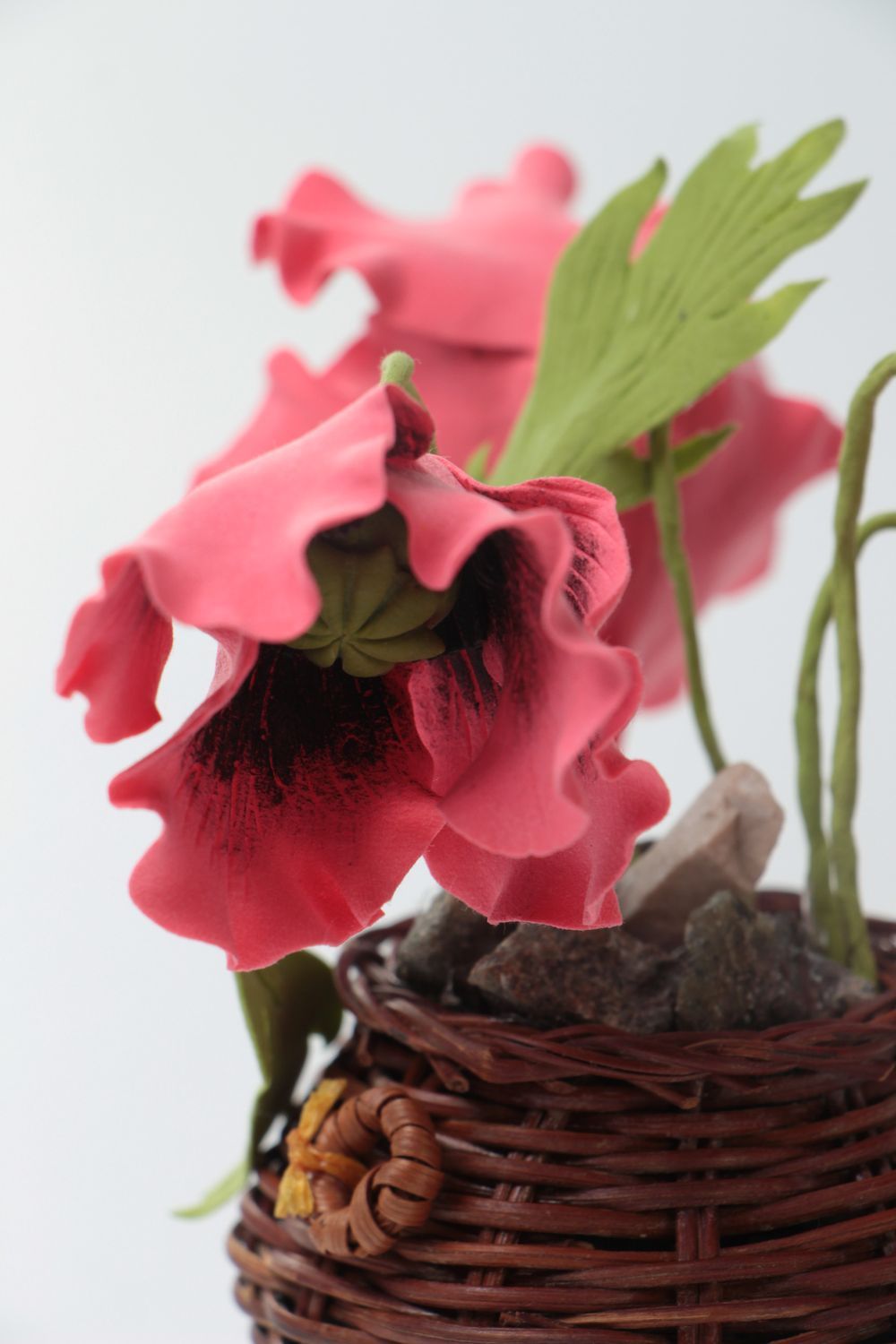 Große handgemachte Blumen im Topf aus Polymerton feine Mohnen zarte Komposition foto 4