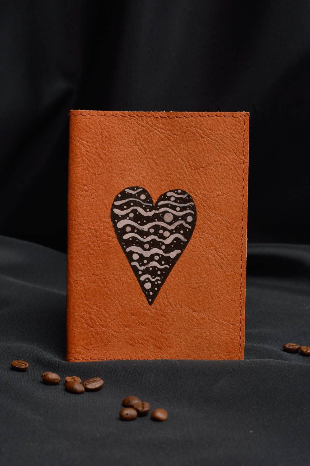 Protège-passeport marron en vrai cuir peint fait main design Coeur à la mer photo 1