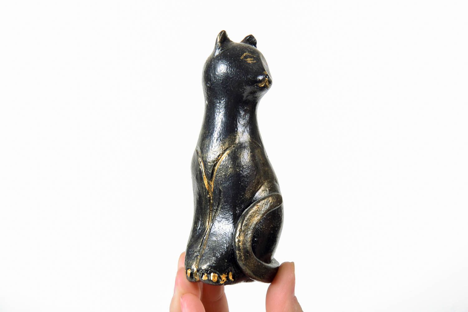 Figurilla cerámica hecha a mano en forma de gata foto 5