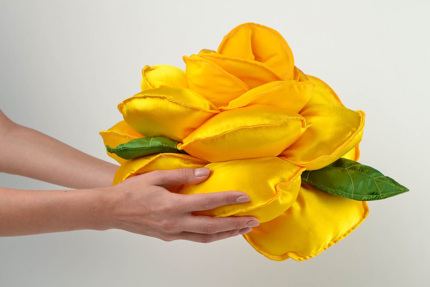 Подушка цветок ручной работы декоративная подушка желтая роза диванная подушка фото 2