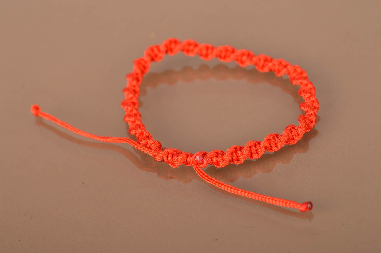 Красный браслет из вощеного шнурка ручной работы с регулируемым размером фото 5