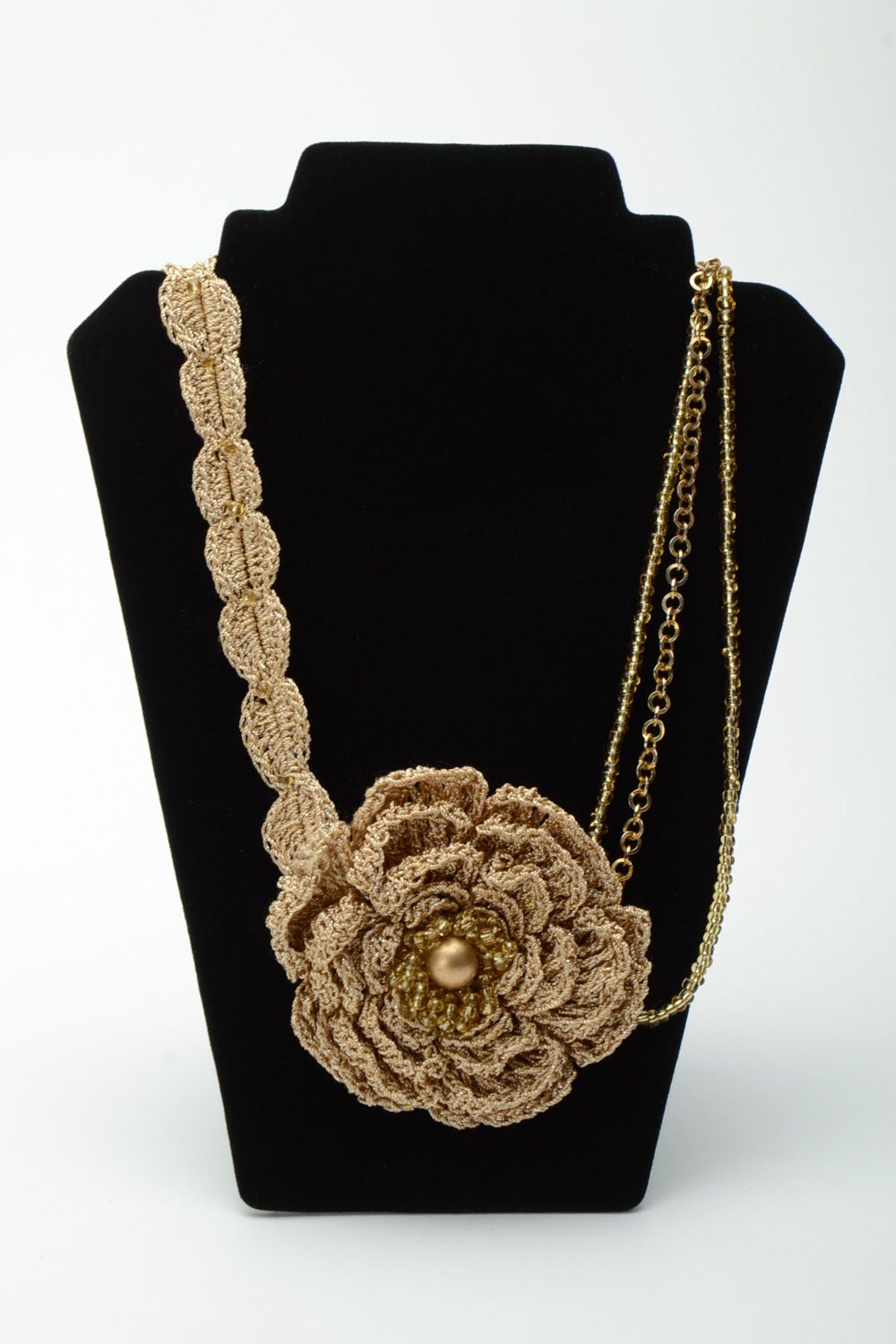 Beige lange handgehäkelte Textil Halskette mit Blume und Glasperlen für Frauen foto 1