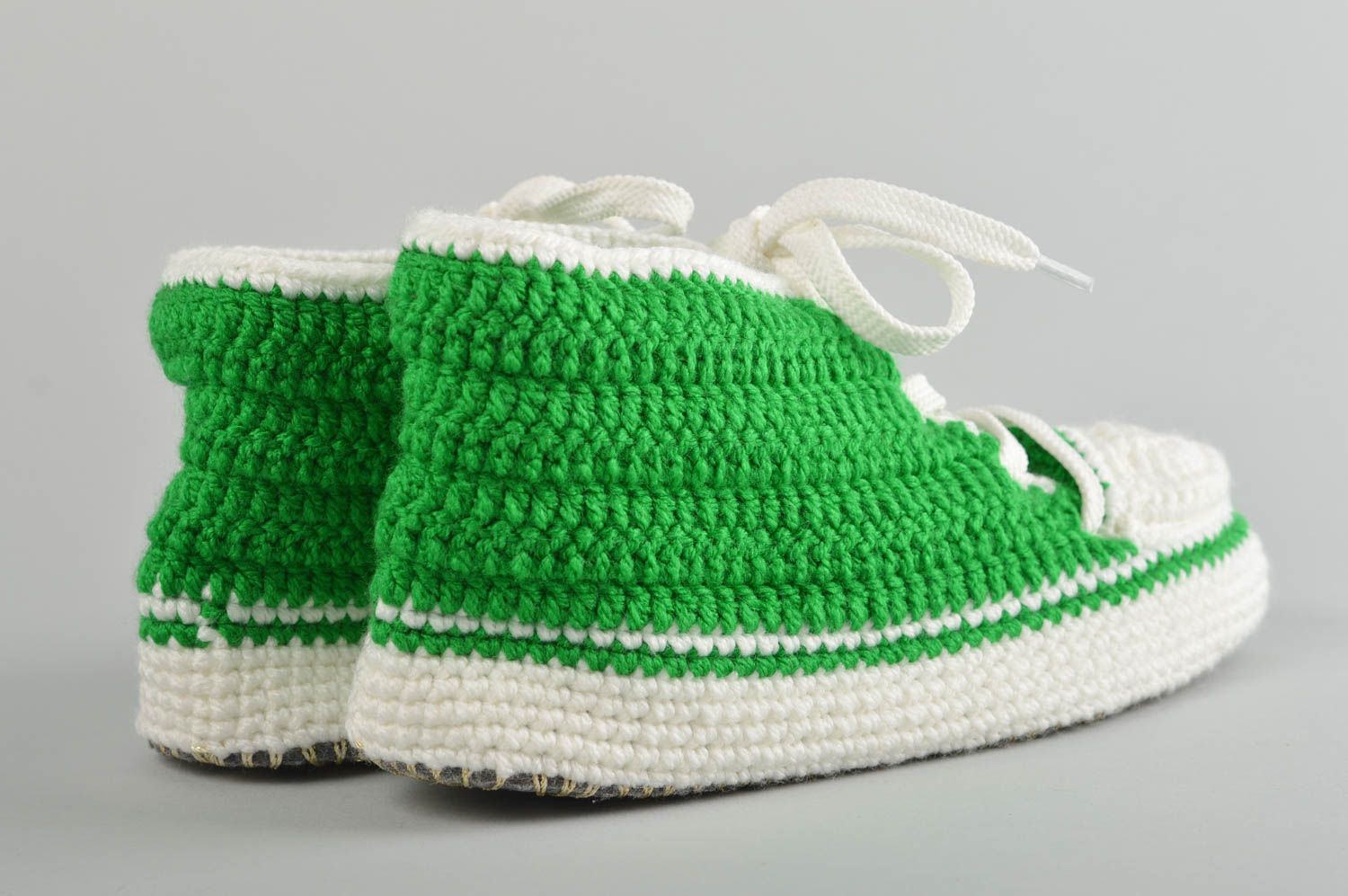 Домашние тапочки ручной работы кроссовки крючком вязаные кроссовки зеленые белые фото 2
