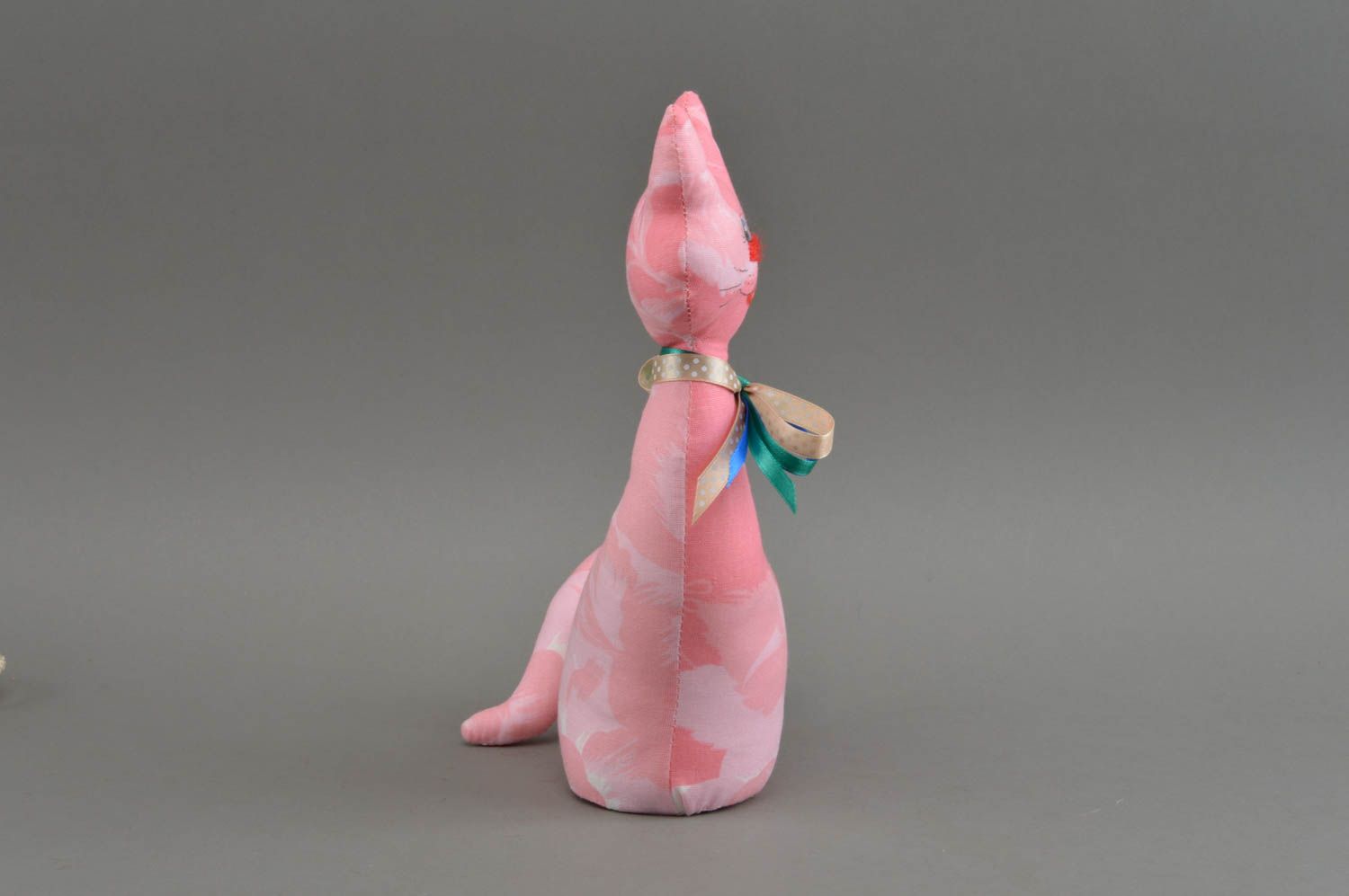 Тканевая игрушка в виде кошки небольшая розовая красивая милая ручной работы фото 3