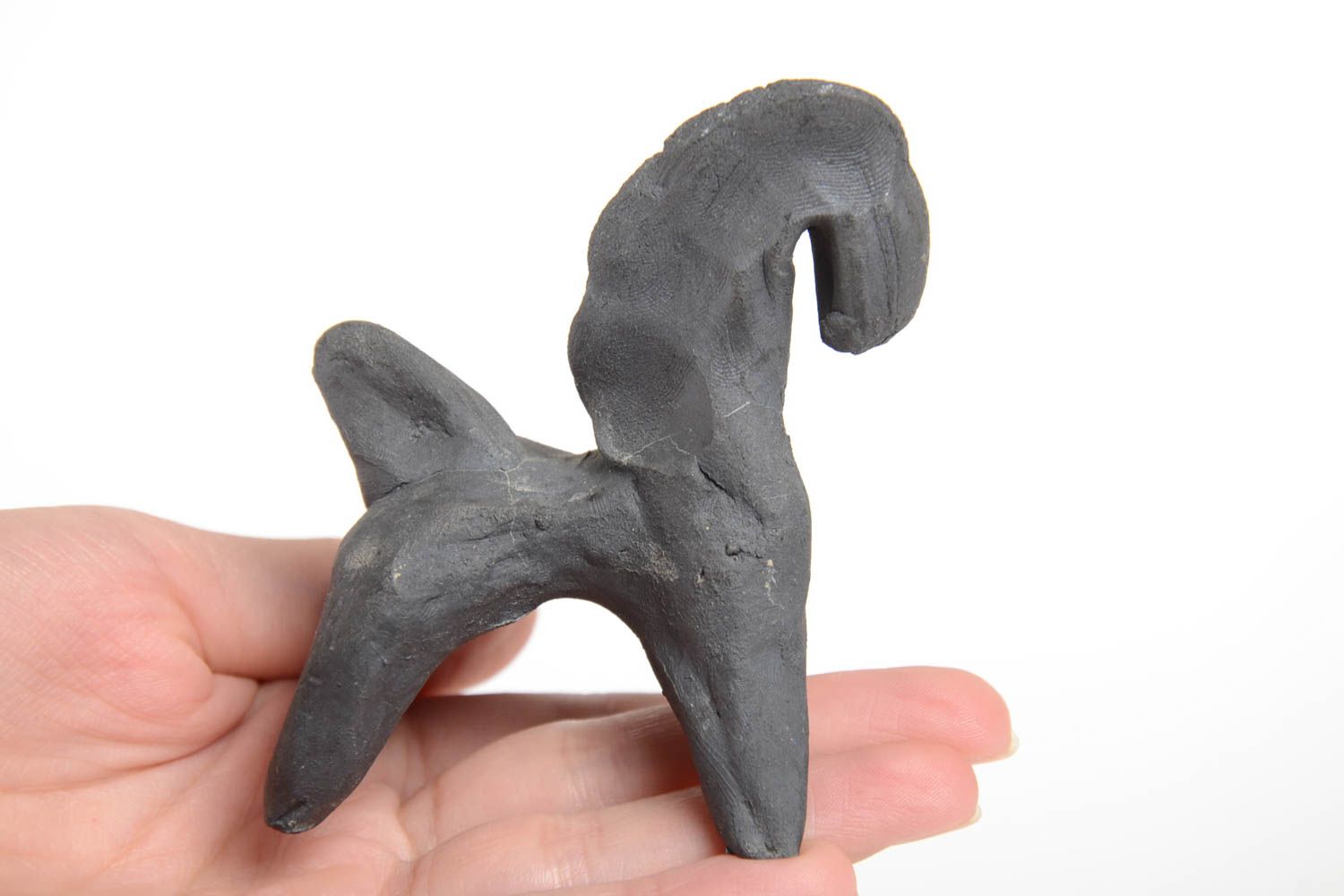 Авторская глиняная фигурка лошадки ручной работы из чернодымленной керамики фото 2
