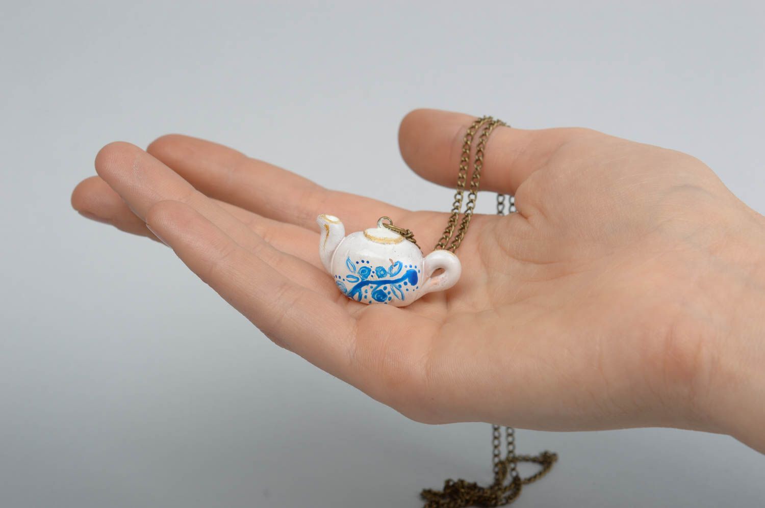 Pendentif céramique Bijou fait main Accessoire femme Théière blanche avec motif photo 1