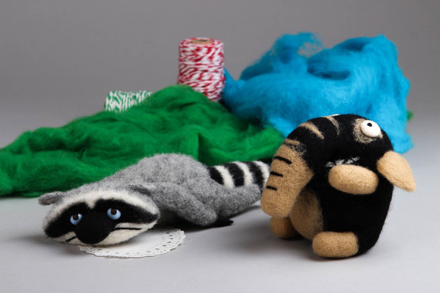 Handmade Spielzeug Set Tiere gefilzt kleine Kuscheltiere Elefant und Waschbär foto 1